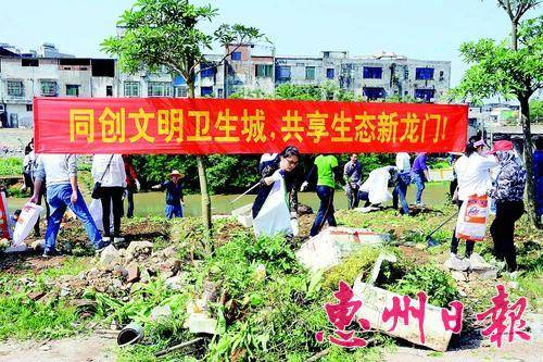  ▲党员干部职工在清扫卫生死角。 