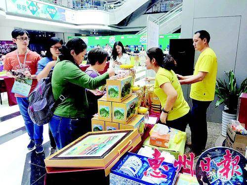  广州市民驻足观看龙门“十大手信”。
