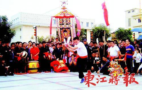 时至今日，龙门东较文化广场依旧是龙门人进行文体活动的重要场所。本版文字 《东江时报》记者侯县军本版图片 《东江时报》记者侯县军 翻拍 