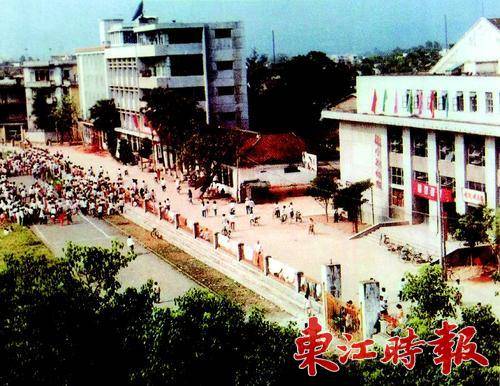  上世纪90年代，东较场周边建起影剧院、图书馆等文化设施。 