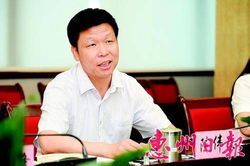 　　陈伟良接受惠州报业传媒集团全媒体采访团采访。 记者姚木森 摄
