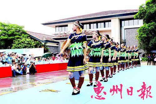 ▲富有民族风情的“舞火狗”表演。