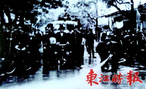 上世纪80年代龙门县城东门路清洁活动。
