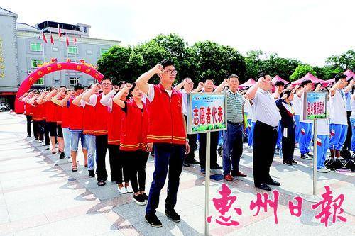 与会人员宣读禁毒誓词。