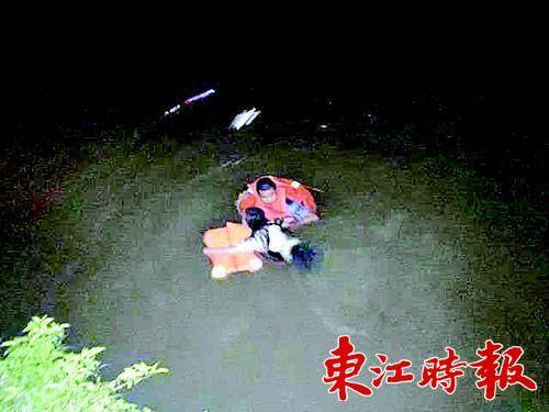  张紫健跳入水流湍急的河中救落水女子。 《东江时报》记者侯县军 通讯员杨靖 摄 