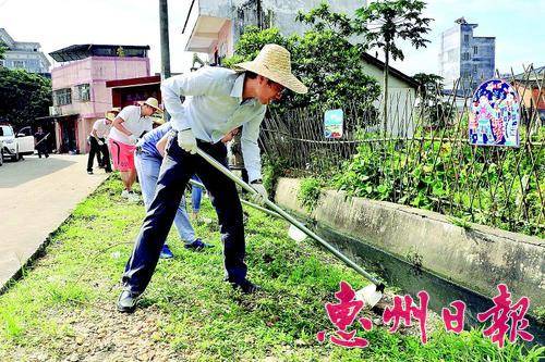 龙门县党员干部清理卫生死角美化环境。本报记者黄宇翔 特约通讯员黄伟光 摄
