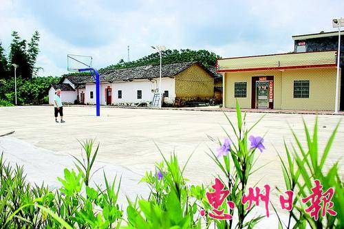  文化广场建好，村民们有了散步、娱乐的好去处。 
