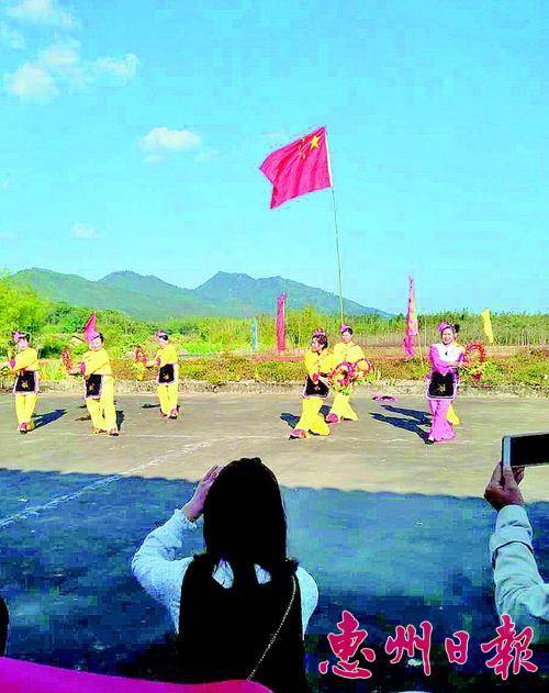  家乡发展了，村民之间的联络和活动也越来越多。 