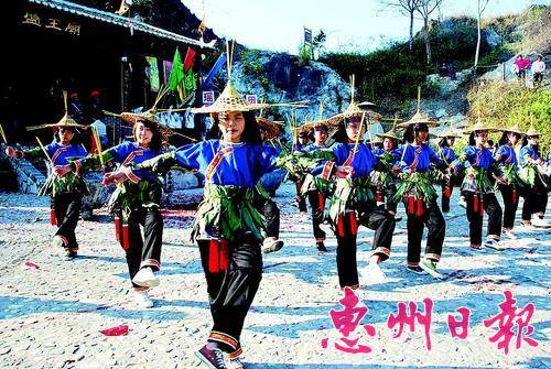 少女成年礼“舞火狗”是蓝田瑶族特色民俗文化。