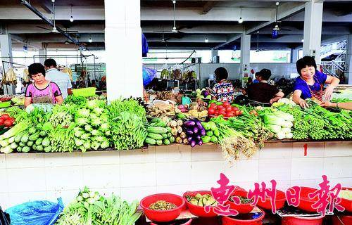 中心市场内蔬菜摆放整齐有序。
