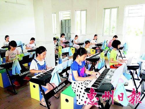  平陵中心小学的学生们在乡村学校少年宫学电子琴。