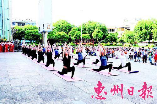 活动现场，运动爱好者为市民展示瑜伽综合体式。