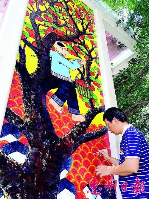  钟伟东正在创作大型龙门农民画壁画。