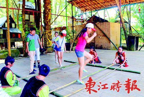 游客在龙门蓝田瑶族风情园里体验民俗。本版图片 《东江时报》记者侯县军 通讯员黄伟光 摄
