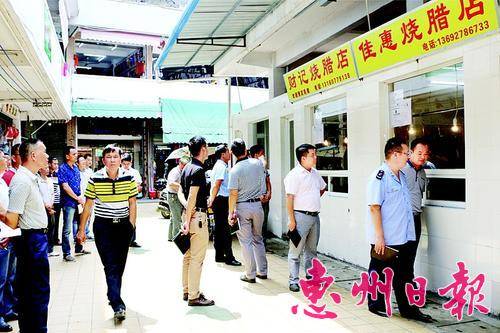  ▲执法人员经常对集贸市场售卖食品开展抽检活动。

