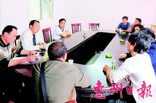  黄球根（穿白色外套者）在调处纠纷。 