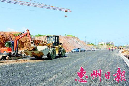  ▲施工队伍紧锣密鼓地完善县城东区道路建设。 文/图 本报记者黄宇翔通讯员梁燕燕 王惠玲 