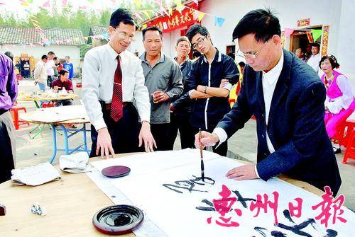 古由在古屋村书香节活动现场挥毫。 