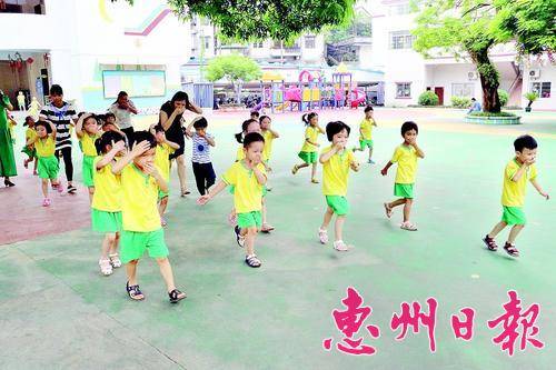  ▲龙门一幼儿园的小朋友在老师的指引下开展紧急疏散演练。 