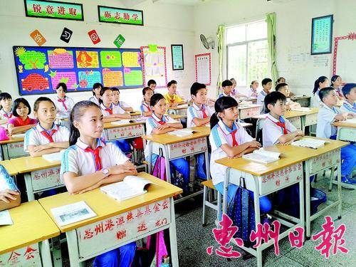 龙城六小的学生们在上课。 本报记者黄宇翔 摄 