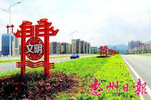 社会主义核心价值观公益广告为县城增添明丽色彩。 
