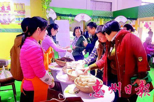 市民踊跃购买龙门特色农产品。 