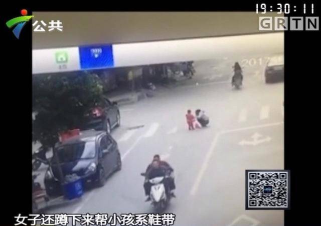 惠州一小孩遭碾压 竟因粗心妈妈在路中间给小孩系鞋带