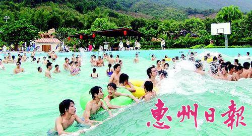 ▲游客在温泉景区内玩水嬉戏。 