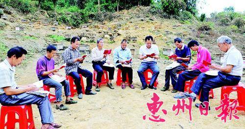  党员干部与蜂农一起学习十九大精神。 