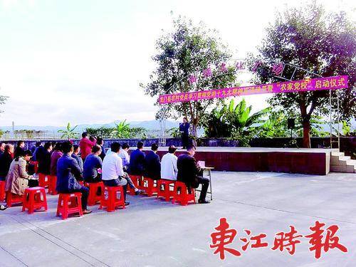 龙门县“农家党校”用“农家话”宣讲党的政策、农村致富经等知识。 《东江时报》记者侯县军 摄 