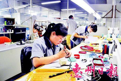  惠州产业转移工业园内，工人有条不紊地生产加工零件。 