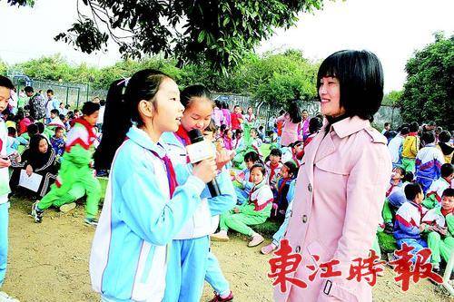 小记者林芯羽正在采访龙门平陵中心小学李军校长。 《东江时报》通讯员张燕漂 摄