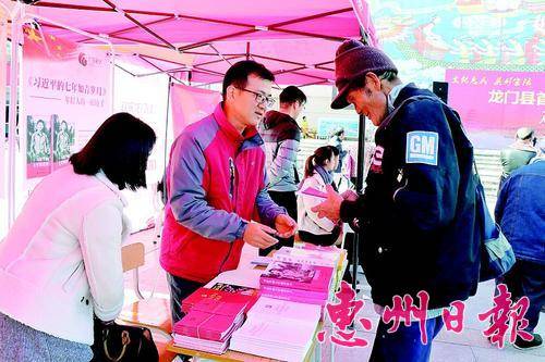 市民在现场咨询、了解文惠网有关信息以及书籍等文化消费产品。
