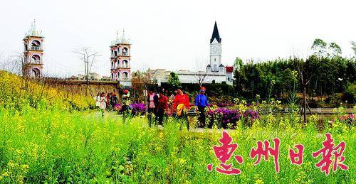  春节假期，许多游客到龙门畅游田园花海，感受生态乐趣。 