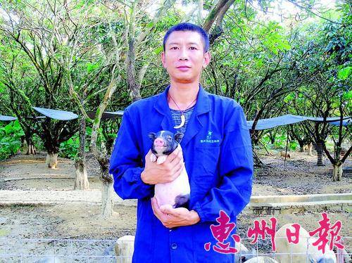  刘根说，养猪就是他奋斗的事业。本报记者费 燕 翻拍 