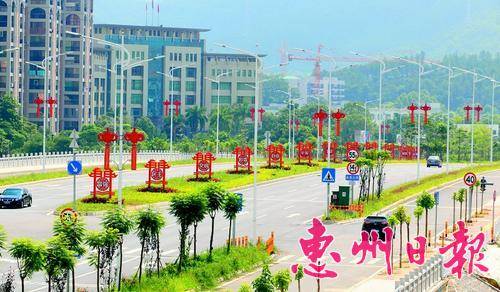 龙门县入城大道公益广告营造创文氛围。 