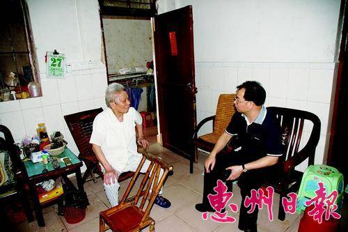 院领导走访慰问老党员。 
