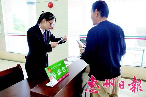 导诉员耐心接待当事人。 