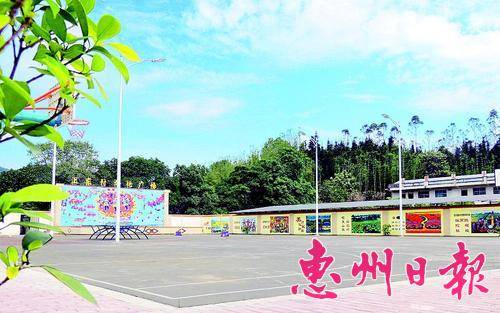  ▲蓝田瑶族乡上东村的文体广场配备了齐整的路灯和完善的健身器材，为村民休闲娱乐提供了好去处。