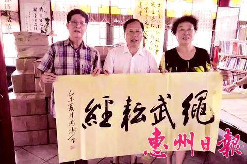 李福衡（左一）不辞辛苦宣传家乡传统文化。