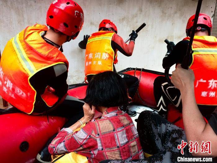 广东龙门消防暴雨中成功救出三名老人